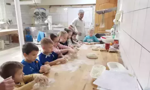 Zdjęcie do ,,Wesołe jeżyki&quot; na wycieczce w piekarni ,,Zdrowiej&quot;.