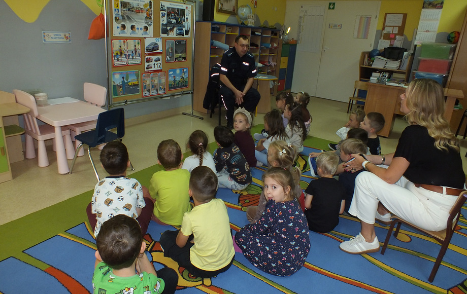 Spotkanie przedszkolaków ze staszowskim policjantem